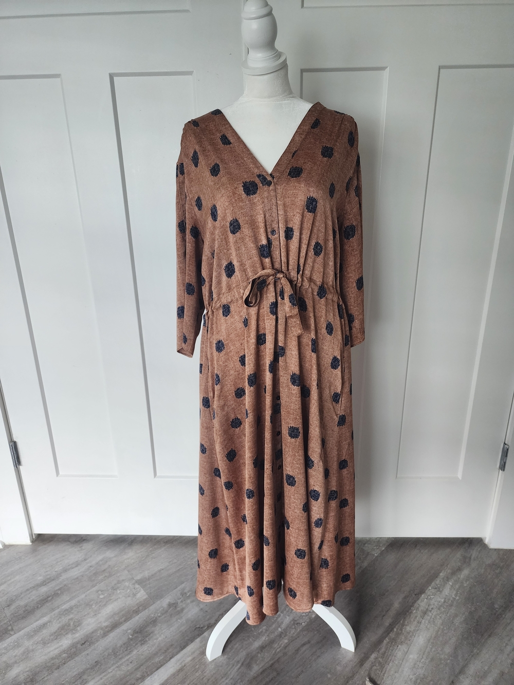 Nic+Zoe Women's Brown Polka Dot V-Neck Tie-Waist Maxi Dress